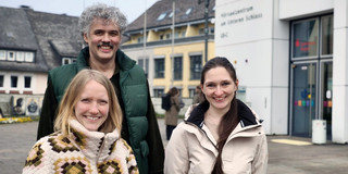 Zu sehen sind Rebecca Gerstenberg, Prof. Dr. Marc Hassenzahl und Ronda Ringfort-Felner vor dem Gebäude der Universität Siegen.