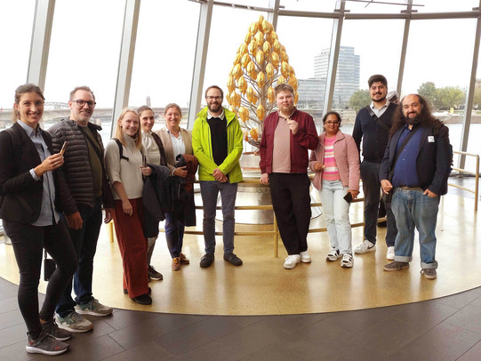 Die PRAESCO Projektpartner sind im Schokoladenmuseum vor einer goldenen Tanne.