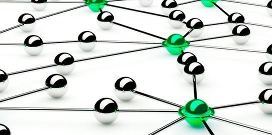 Silberne und hellgrüne Kugeln auf einem weißen Untergrund sind mit silbernen Fäden verbunden